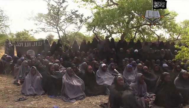 Na nedatovanej snímke z videa zverejnenej 12. mája 2014 nigérijskou teroristickou skupinou Boko Haram sú unesené školáčky, ktoré sa modlia