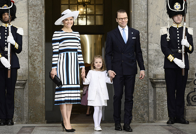 švédska korunná princezná Victoria, princezná Estelle a princ Daniel príchod ďakovná bohoslužba Kráľovská kaplnka v Štokholme