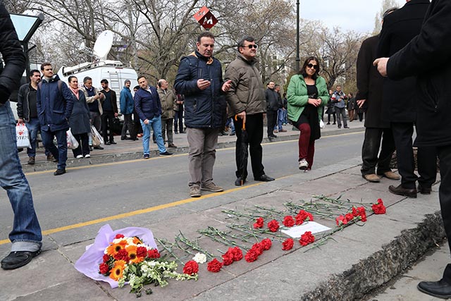 Ľudia sa modlia na mieste bombového útoku v Ankare 15. marca 2016.