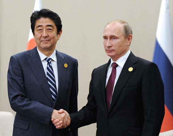 Na snímke vpravo ruský prezident Vladimir Putina a vľavo japonský premiér Šinzó Abe