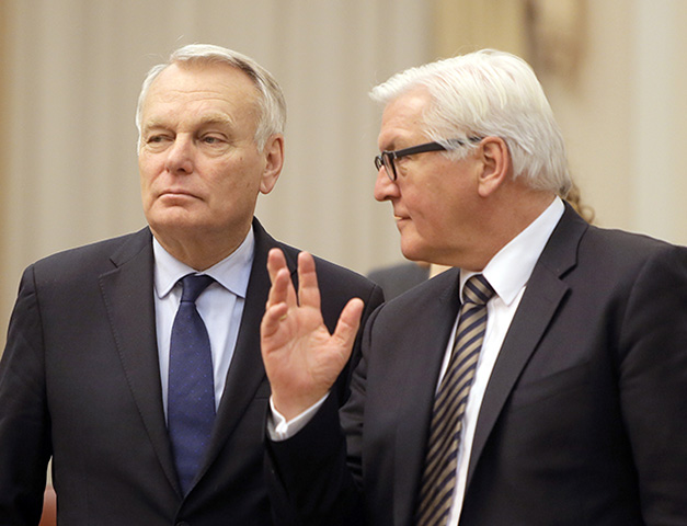 Šéf nemeckej diplomacie Frank-Walter Steinmeier (vpravo) a šéf francúzskej diplomacie  Jean-Marc Ayrault
