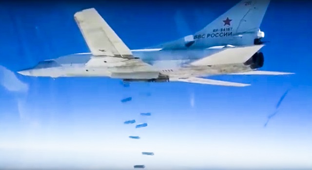 Na archívnom videu ruského ministerstva obrany ruský bombardér Tu-22M3 zhadzuje bomby na ciele v Sýrii