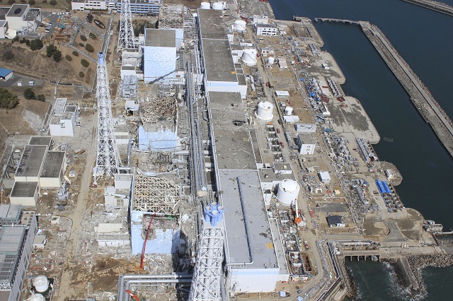 Na archívnej snímke zničená jadrová elektráreň Fukušima