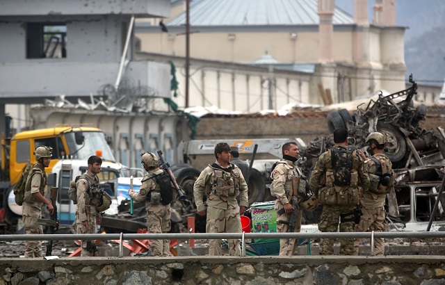 Vojaci afganskej armády hliadkujú na mieste samovražedného útoku v Kábule 19. apríla 2016. K útoku sa prihlásilo hnutie Taliban. Pri útoku zahynulo najmenej 40 ľudí a ďalších vyše 300 utrpelo zranenia