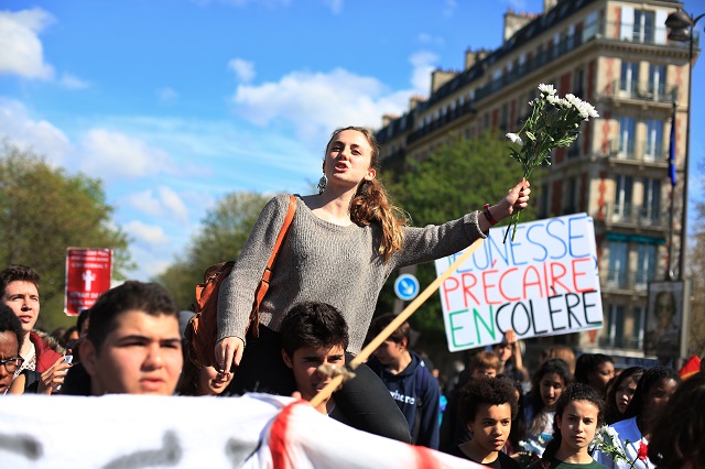 Na pochodoch po celej krajine francúzska mládež protestovala proti návrhu zákonníka práce. Na protestoch sa  zúčastnilo približne 23.800 mladých ľudí, ako uviedlo ministerstvo vnútra