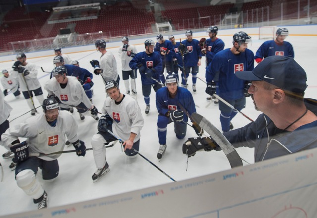 Na snímke vpravo tréner slovenskej hokejovej reprezentácie Zdeno Cíger počas tréningu v Športovom paláci Jubilejnyj v Petrohrade, v ktorom slovenskí hokejisti odohrajú svoje zápasy základnej B - skupiny na 80. majstrovstvách sveta v ľadovom hokeji