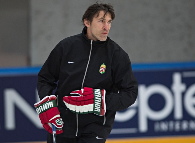 Na snímke slovenský rodák Tomáš Šille, ktorý pôsobí ako asistent trénera hokejovej reprezentácie Maďarska na 80. majstrovstvách sveta v ľadovom hokeji v Rusku