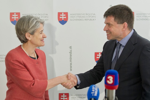 Na snímke zľava generálna riaditeľka UNESCO Irina Bokovová a minister školstva, vedy, výskumu a športu SR Peter Plavčan