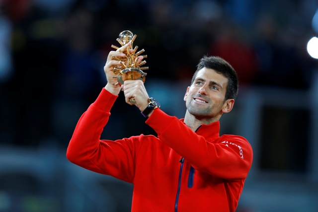 Srbský tenista Novak Djokovič pózuje s trofejou po víťazstve vo finále mužskej dvojhry nad Britom Andym Murrayom na turnaji ATP Master 1000