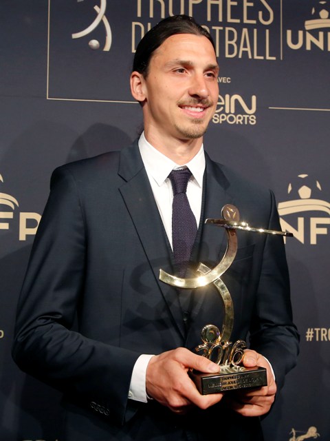 Útočník Paríža St. Germain Zlatan Ibrahimovič pózuje s cenou pre najlepšieho hráča tejto sezóny vo francúzskej lige