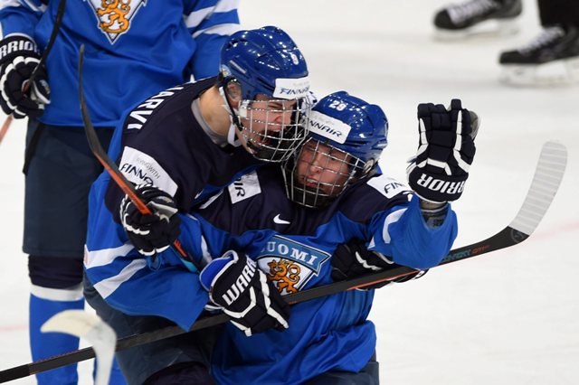 Na snímke fínsky hokejista Patrik Laine (vpravo)