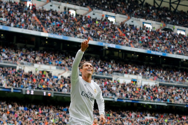 Cristiano Ronaldo z Realu Madrid sa teší zo svojho druhého gólu v zápase 37. kola španielskej La Ligy proti Valencii