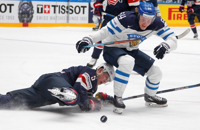 Na snímke hráč Fínska Mikael Granlund (vpravo) a hráč USA Connor Murphy v zápase B-skupiny MS v hokeji Fínsko - USA v Petrohrade