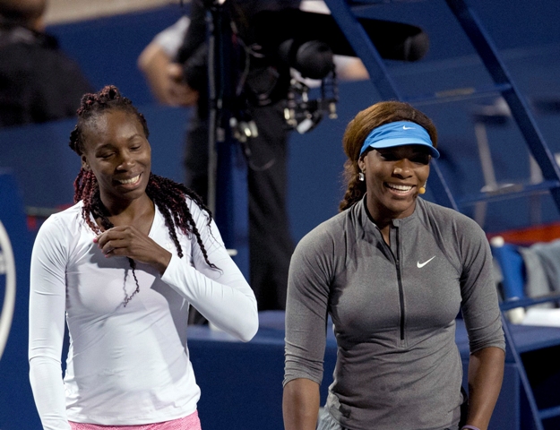 Na snímke americké tenistky a sestry Serena Williamsová (vpravo) a Venus Williamsová