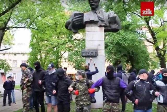 Nečakane príslušníci polícii začali brániť radikálom v ich činnosti a zakázali búrať pomník spisovateľovi Stepanovi Tudorovi