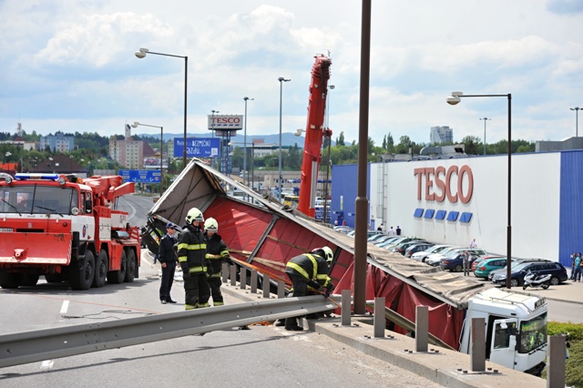 Na snímke dopravná nehoda kamióna, ktorý spadol z mosta v Žiline Na Horevaží