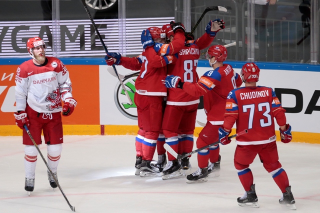 Na snímke ruskí hokejisti oslavujú gól v zápase A-skupiny hokejových MS Rusko - Dánsko v Moskve