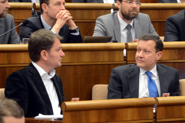 Na snímke vpravo poslanec Daniel Lipšic a vľavo poslanec Igor Matovič (obaja OĽANO-NOVA)