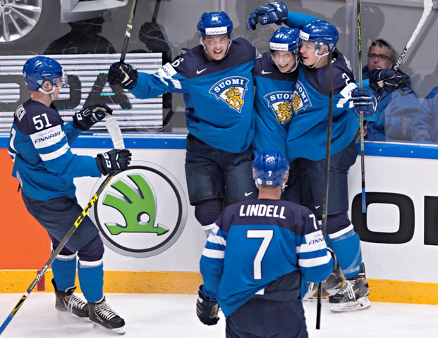 Na snímke gólová radosť hokejistov Fínska v zápase B-skupiny MS v hokeji Slovensko - Fínsko v Petrohrade