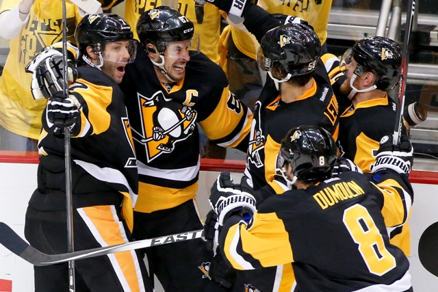 Na snímke hráč Penguins Sidney Crosby (druhý zľava) oslavuje so spoluhráčmi svoj gól v predĺžení druhého zápasu finále play off Východnej konferencie hokejovej NHL Pittsburgh Penguins - Tampa Bay Lightning (3:2 pp)