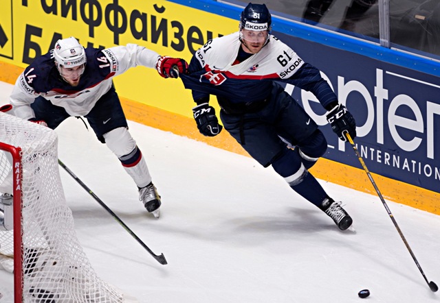 Na snímke vpravo Marek Bartánus (Slovensko) a vľavo Tyler Motte (USA) v zápase základnej B - skupiny Majstrovstiev sveta v ľadovom hokeji medzi USA a Slovenskom