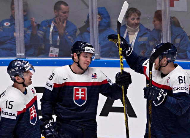 Na snímke zľava Ivan Švarný, strelec víťazného gólu v zápase Marko Daňo a Marek Bartánus sa tešia z gólu v predĺžení zápasu základnej B - skupiny Majstrovstiev sveta v ľadovom hokeji medzi USA a Slovenskom 