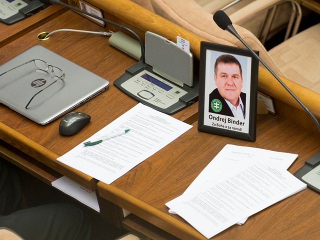 Portrét zosnulého poslanca Ondreja Bindera (ĽS - Naše Slovensko) na stole v rokovacej sále počas 4. schôdze Národnej rady SR