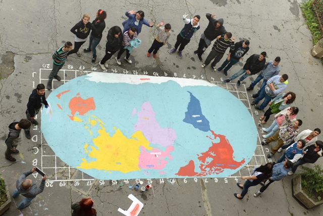 Slávnostné ukončenie maľby veľkorozmernej mapy sveta na chodník pred Špeciálnou ZŠ Odborárska 2 v Košiciach v rámci projektu Zoči-voči internetu, podporeného Nadáciou Orange v grantovom programe e-Školy pre budúcnosť 2015/2016