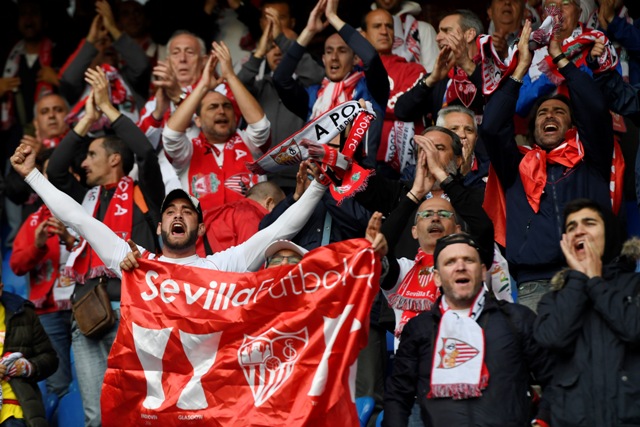 Na snímke futbaloví fanúšikovia FC Sevilla