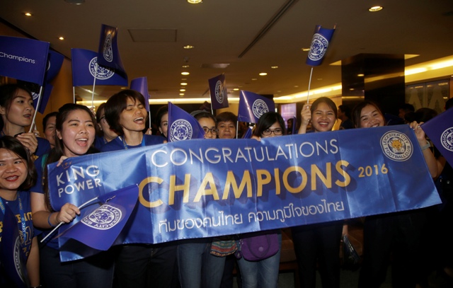 Thajskí futbaloví fanúšikovia vítajú futbalistov majstrovského Leiceteru City na letisku v Bangkoku