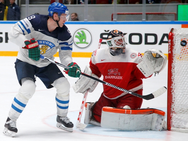 Fínsky hráč Mikko Koivu (vľavo) útočí na dánskeho brankára Sebastiana Dama v zápase štvrťfinále Fínsko - Dánsko na MS v hokeji v Petrohrade