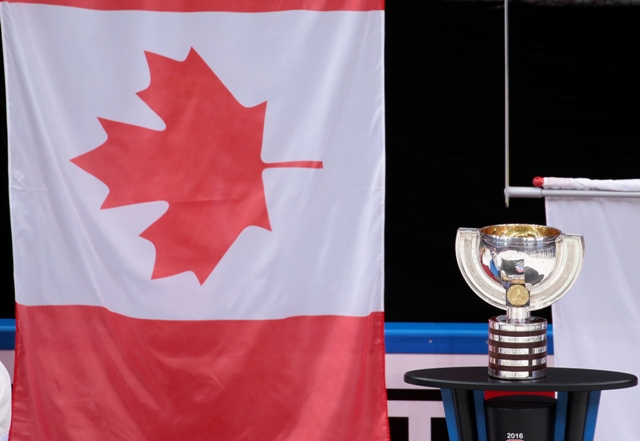 Na snímke vlajka Kanady a pohárová trofej majstrov sveta 2016