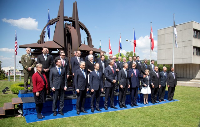 Ministri zahraničných vecí NATO pózujú s generálnym tajomníkom NATO Jensom Stoltenbergom (v strede) počas skupinovej fotografie pred ich zasadnutím v sídle NATO v Bruseli 19. mája 2016