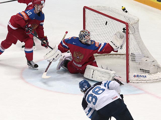 Fínsky hráč Jussi Jokinen (vpravo) strieľa druhý gól ruskému brankárovi Sergejovi Bobrovskému