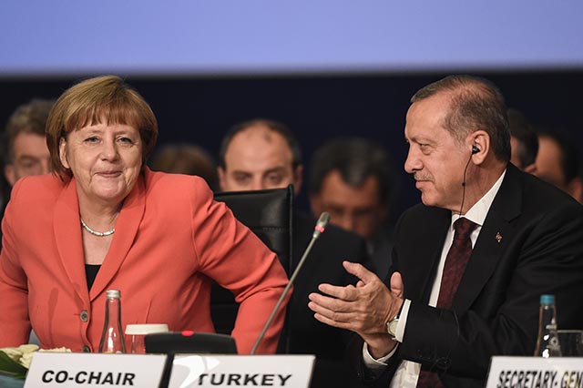 Na snímke vpravo turecký prezident Recep Tayyip Erdogan tlieska a nemecká kancelárka Angela Merkelová