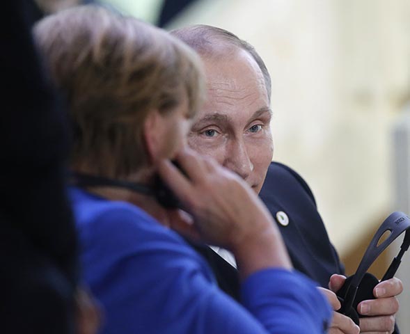 Na snímke vpravo ruský prezident Vladimir Putin a vľavo nemecká kancelárka Angela Merkelová