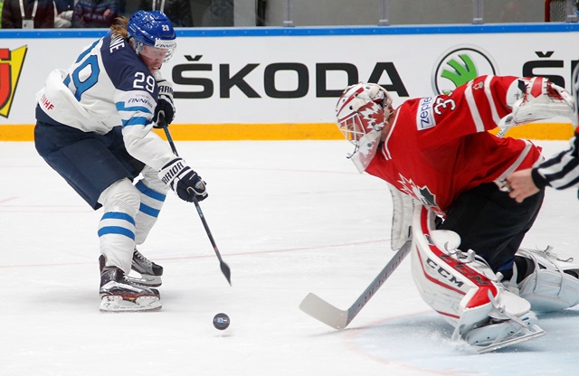 Na snímke fínsky hokejista Patrik Laine a kanadský brankár Cam Talbot v šlágri základnej B-skupiny