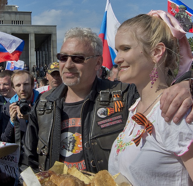 Rusi s hrdosťou nosia georgijevsku stužku ako symbol víťazstva nad fašizmom