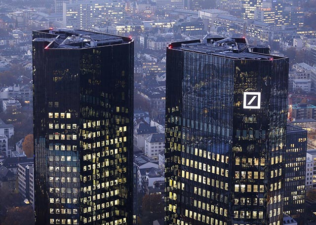 Na archívnej snímke z 13. novembra 2012 sídlo Deutsche Bank vo Frankfurte nad Mohanom.
