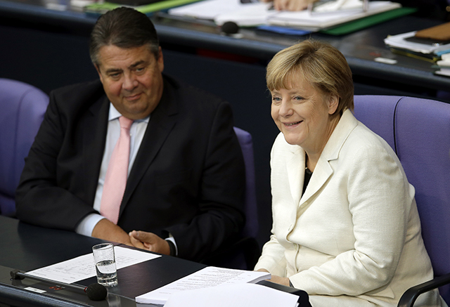 Nemecká kancelárka Angela Merkelová (vpravo) a vicekancelár Sigmar Gabriel