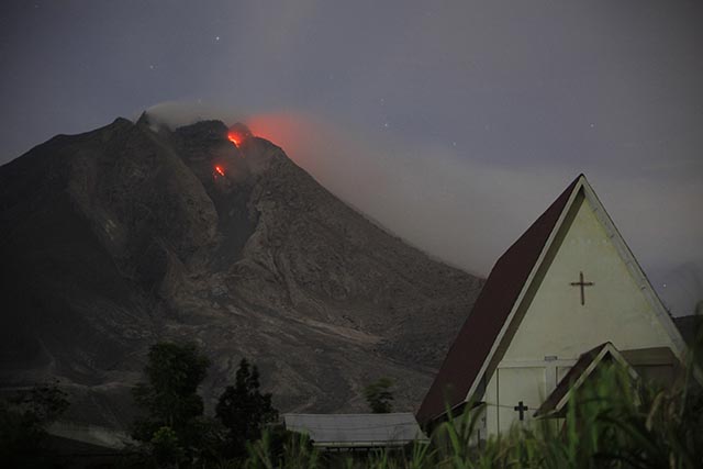 chŕliaca indonézska sopka Sinabung láva