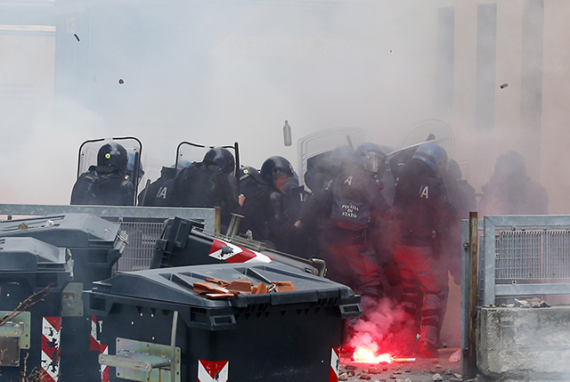policajti demonštranti taliansko-rakúske pohraničie