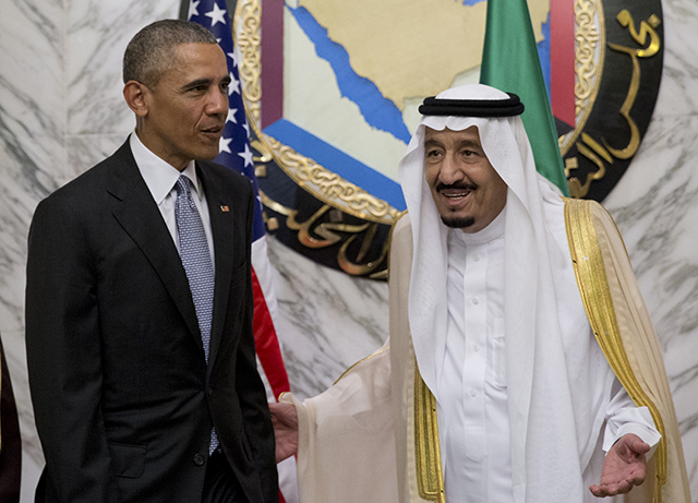  Americký prezident Barack Obama (vľavo) si podáva ruku so saudskoarabským kráľom Salmánom počas summitu Rady spolupráce krajín Golfského zálivu v paláci Diriyah v Rijáde 21. apríla 2016. 