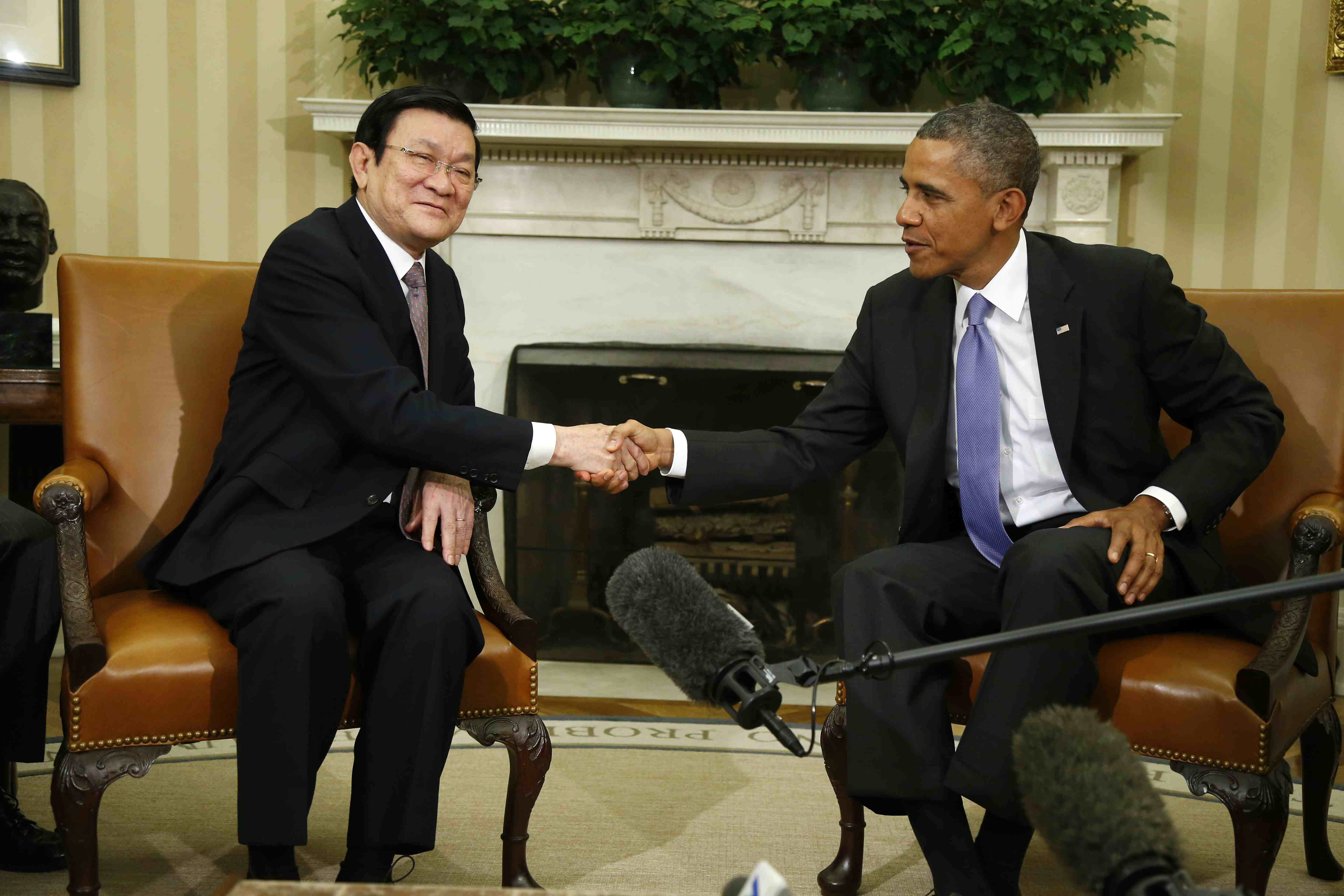 Americký prezident Barack Obama (vpravo) a vietnamský prezident Truong Tan Sang