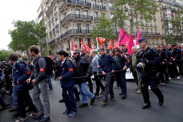 Na snímke protestujúci Francúzi