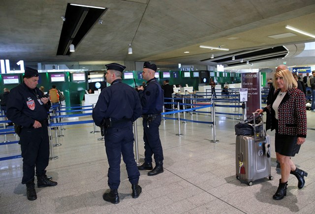 Na snímke policajti hliadkujú na letisku Charles de Gaulle pri Paríži
