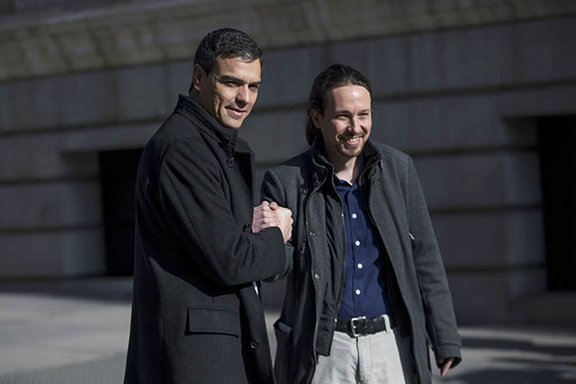 Líder španielskych socialistov Pedro Sánchez (vľavo) a líder španielskej strany Podemos Pablo Iglesias