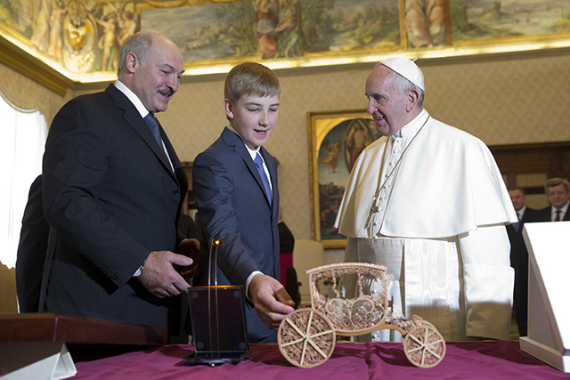 Na snímke zľava bieloruský prezident Alexander Lukašenko, jeho syn Nikolaj a pápež František