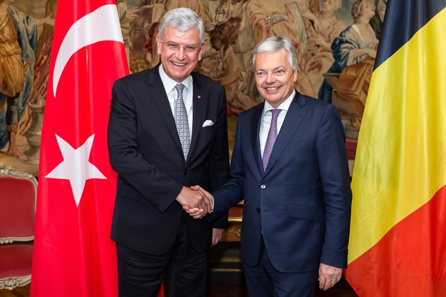 Na snímke vľavo turecký minister pre európske záležitosti Volkan Bozkir a vpravo belgický minister zahraničných vecí Didier Reynders