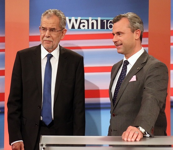 Na snímke kandidát pravicovej populistickej Slobodnej strany Rakúska (FPÖ) v prezidentských voľbách Norbert Hofer (vpravo) a  jeho súper, bývalý šéf rakúskych Zelených Alexander Van der Bellen čakajú na výsledky prezidentských volieb v štúdiu ORF vo Viedni 22. mája 2016
